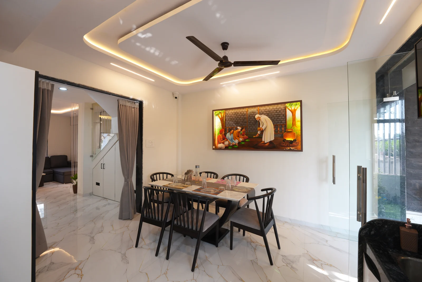 Six-seater table in the villa dining space